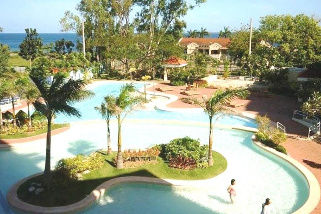 Bazén v ubytování 2BR Mactan Beach Condo, La Mirada Residences nebo v jeho okolí