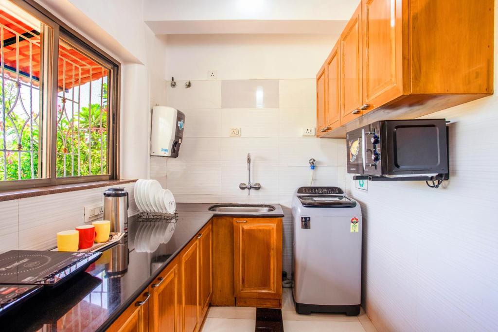 Η κουζίνα ή μικρή κουζίνα στο 'Golden Oceans' 3 bhk beach view villa