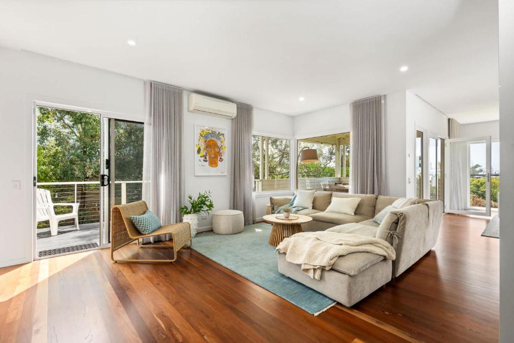 托基Luxury 4 BDR beach home with sea views - sleeps 12的客厅里有一张沙发和一张桌子。