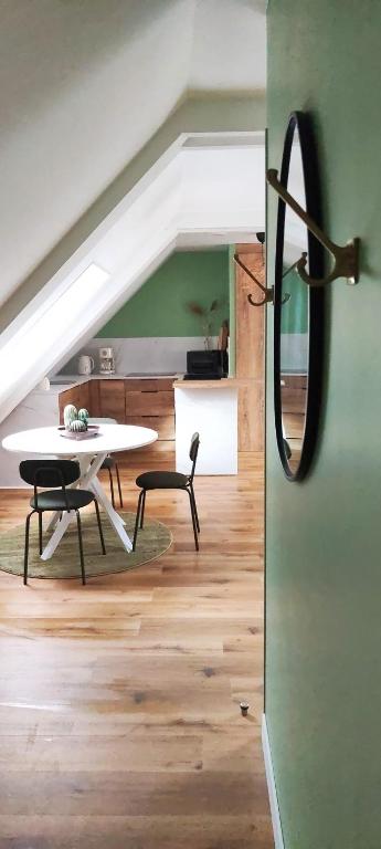 une chambre avec une table, une table, une table et une chaise dans l'établissement CITY HÔTE appartement centre ville au calme vue sur le château, à Vitré