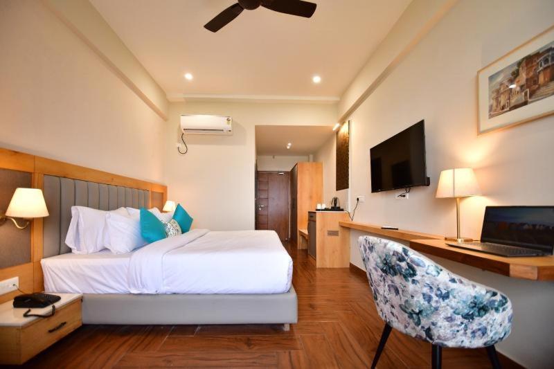 TV a/nebo společenská místnost v ubytování Hotel Aviral Ganga A Unit Of Amritaam Wellness