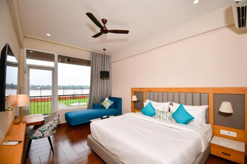 Postel nebo postele na pokoji v ubytování Hotel Aviral Ganga A Unit Of Amritaam Wellness