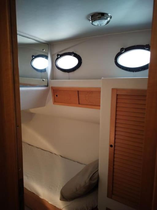 Postel nebo postele na pokoji v ubytování Bateau tout confort au Port de Monaco
