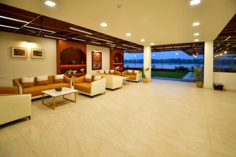 Posezení v ubytování Hotel Aviral Ganga A Unit Of Amritaam Wellness