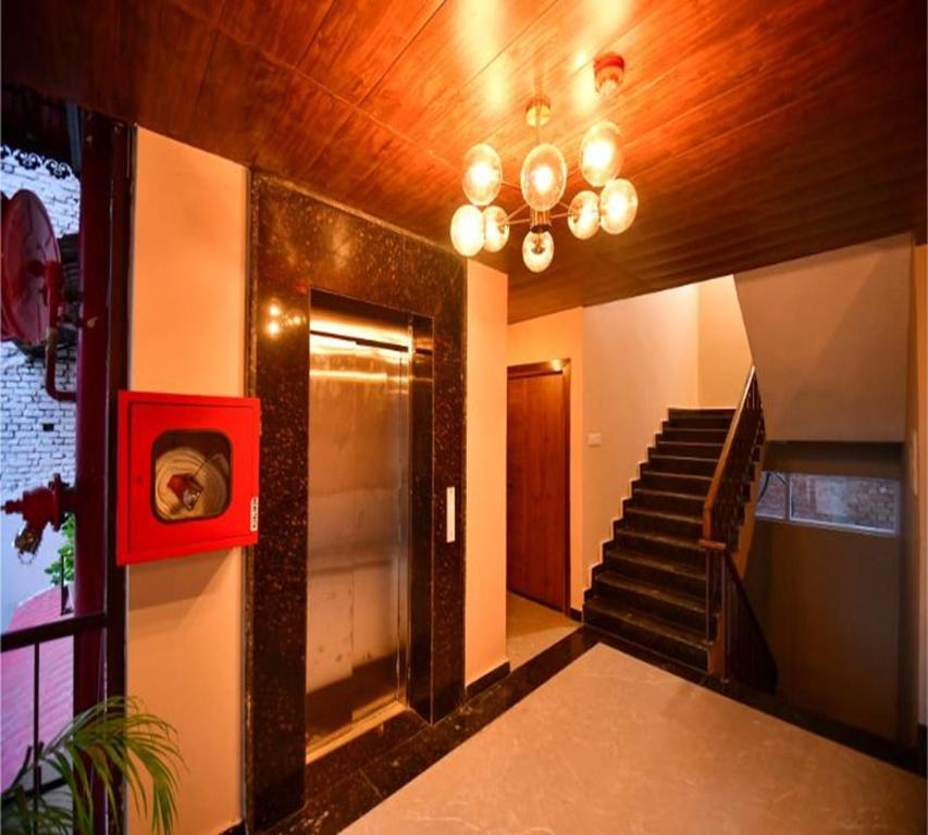 Postel nebo postele na pokoji v ubytování Hotel Aviral Ganga A Unit Of Amritaam Wellness