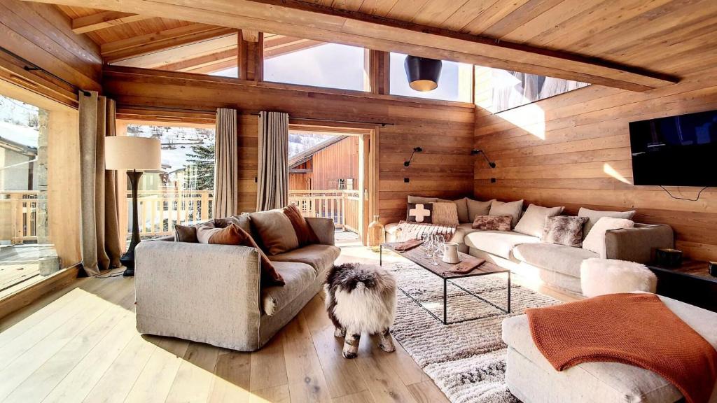 a living room with couches and a dog in it at Résidence Le Bettex - Chalet EDELWEISS MAE-9614 in Praranger