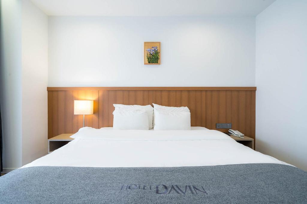 Postel nebo postele na pokoji v ubytování Davin Hotel