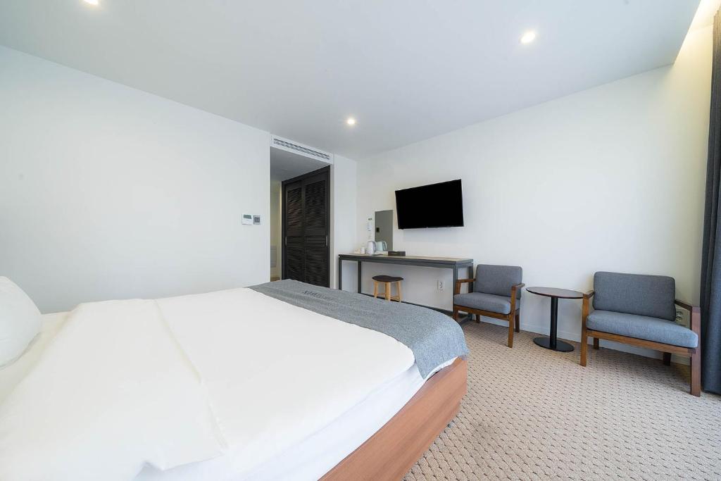 TV a/nebo společenská místnost v ubytování Davin Hotel
