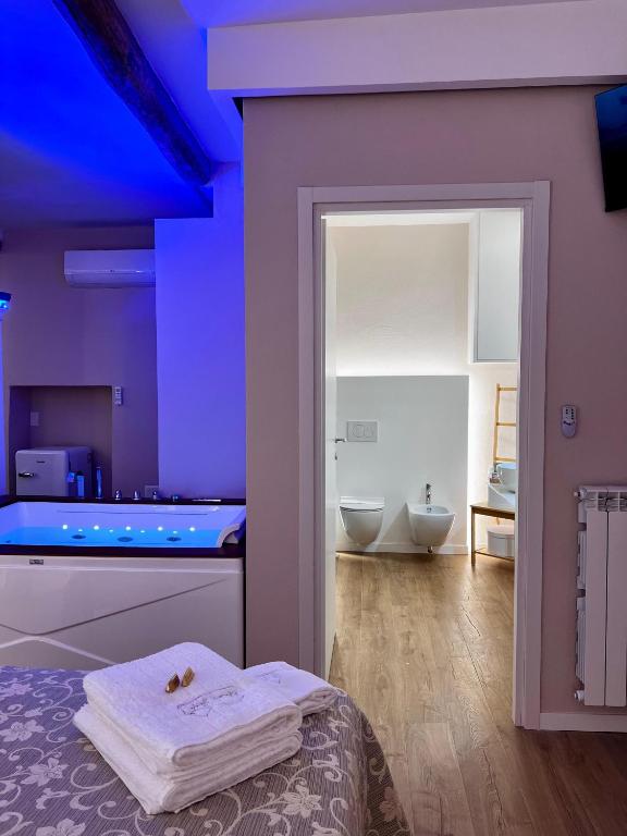 Postel nebo postele na pokoji v ubytování Elena's Suite