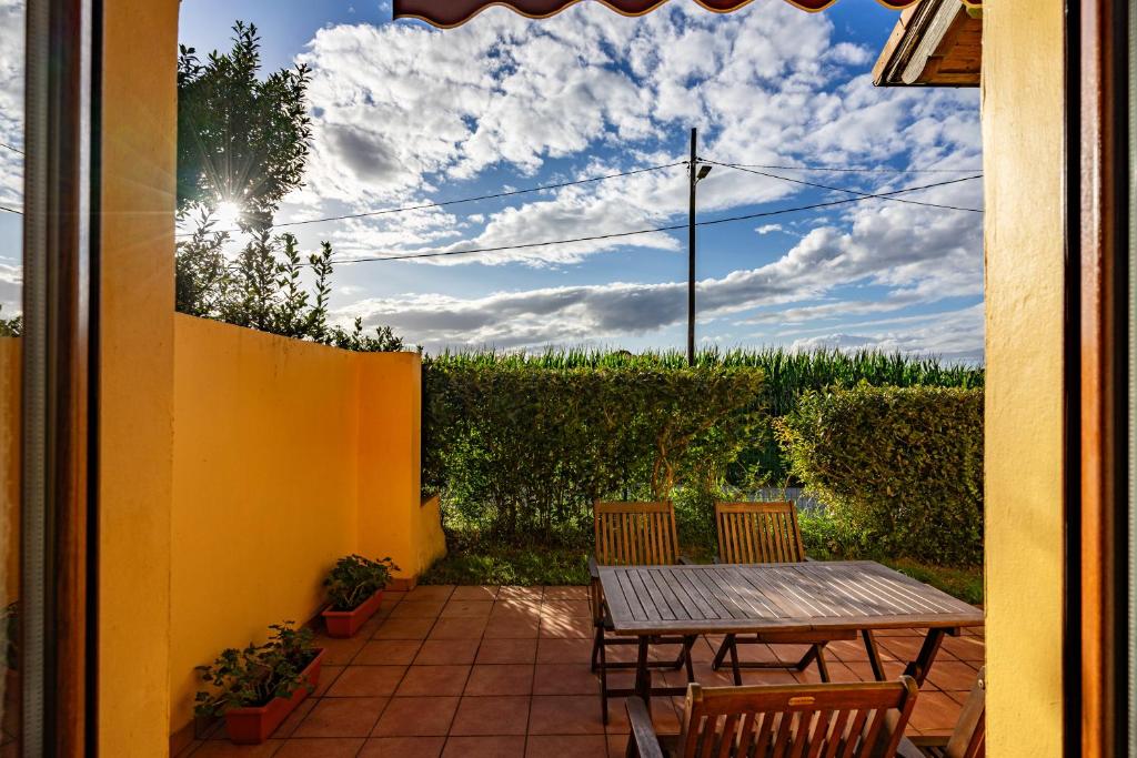 eine Terrasse mit einem Holztisch und 2 Stühlen in der Unterkunft Apto Amarillo - Casa el gaitero in Susacasa