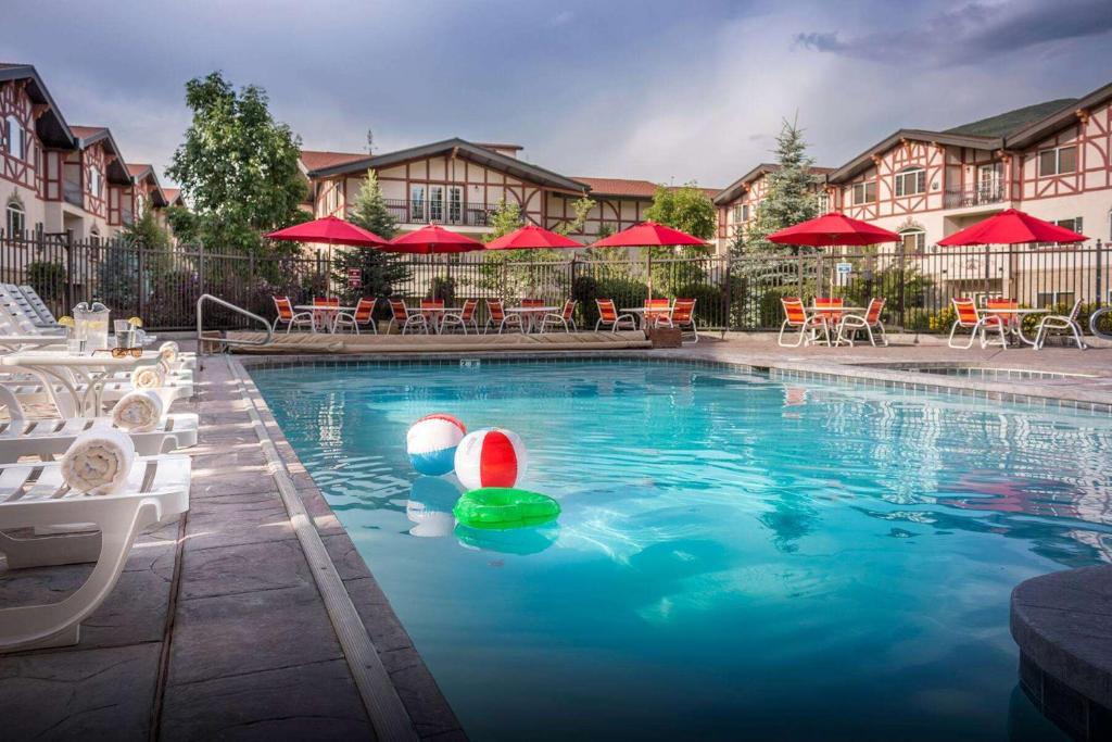 Bazén v ubytování Zermatt Utah Resort & Spa Trademark Collection by Wyndham nebo v jeho okolí