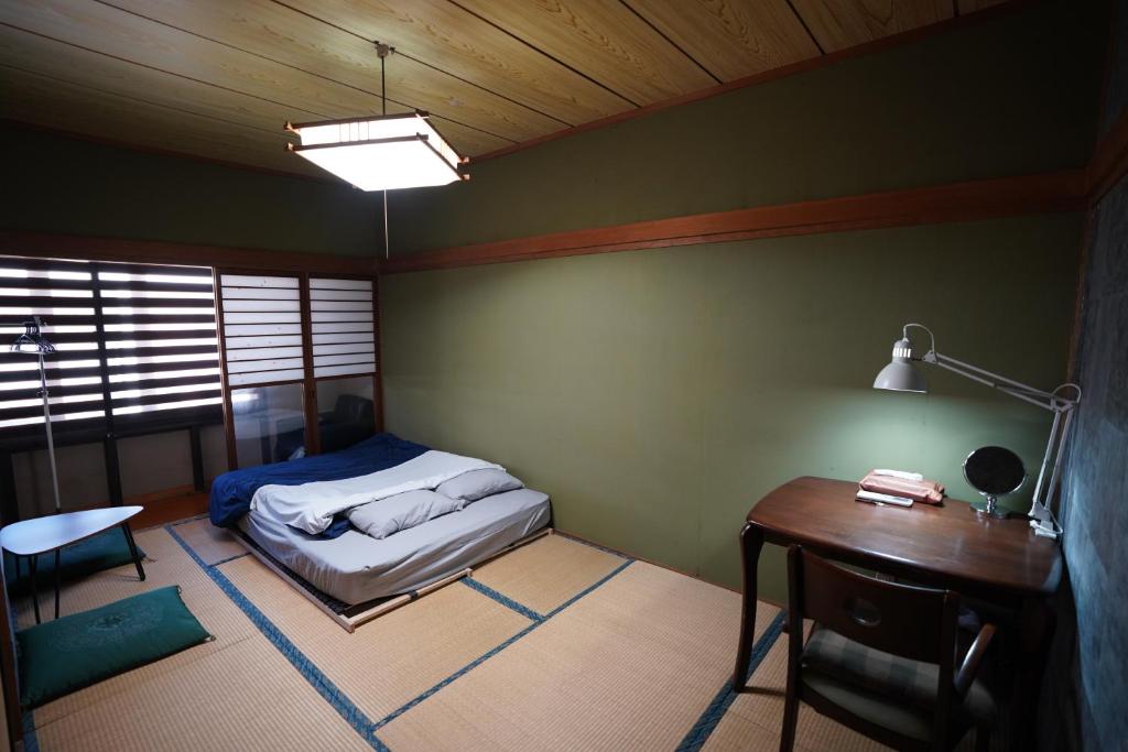 Postel nebo postele na pokoji v ubytování 白馬シェア Hakuba share