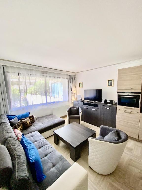 un salon avec un canapé et une table dans l'établissement Elegant studio MEN5335, à Cannes