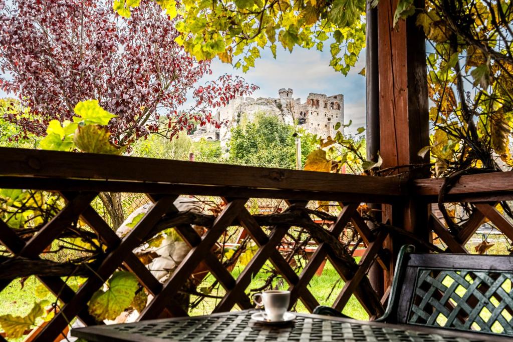 Vonkajšia záhrada v ubytovaní Agroturystyka na Jurze Jacuzzi Sauna Beczka