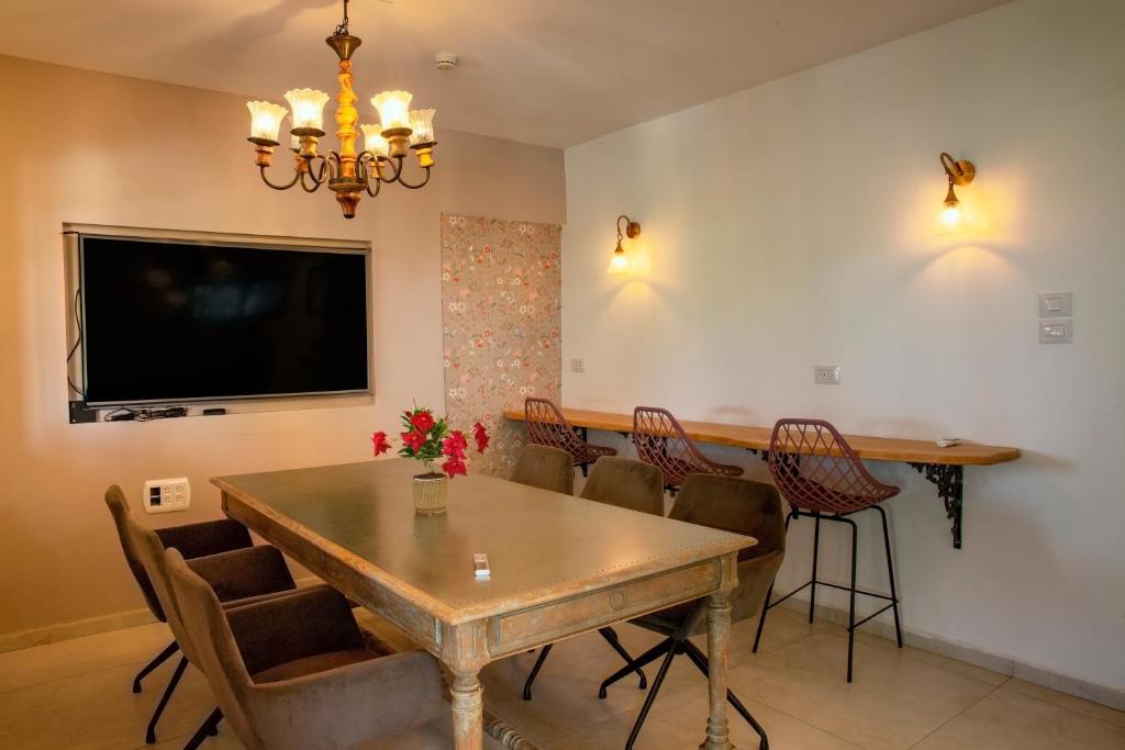 TV a/nebo společenská místnost v ubytování Neve Shalom Hotel