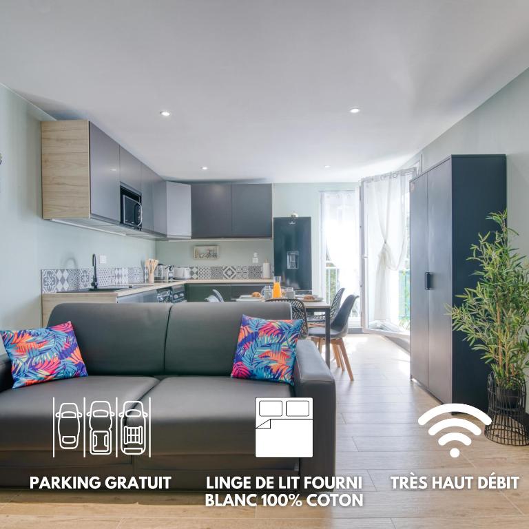 un salon avec un canapé et une cuisine dans l'établissement First flight Colomiers - à 8 mn de l'aéroport- Proche Airbus - 6 voyageurs, à Colomiers