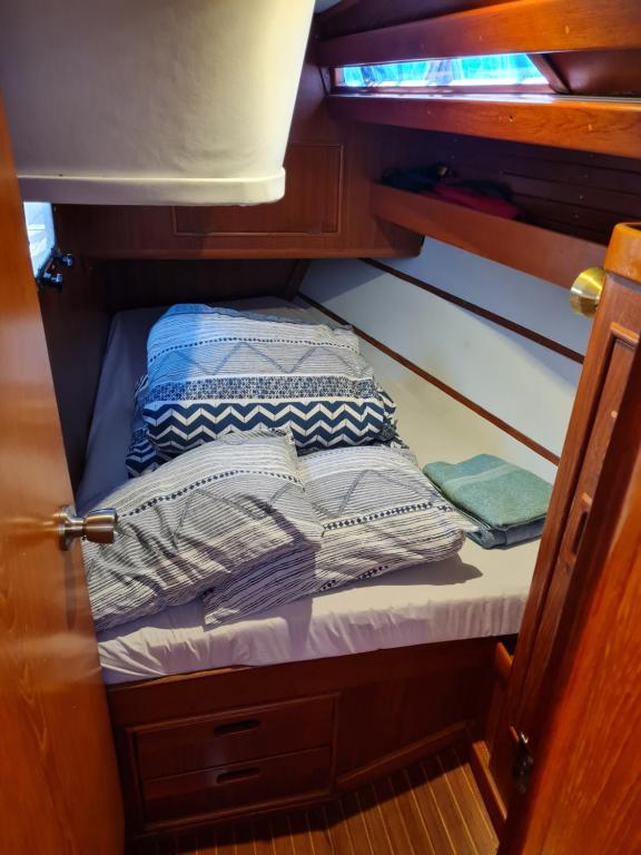 een open kast met daarin twee kussens en handdoeken bij Java Yate in Rota