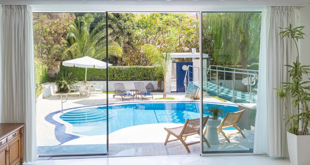 widok na basen z domu w obiekcie Villa Stefani with Private Pool w Atenach