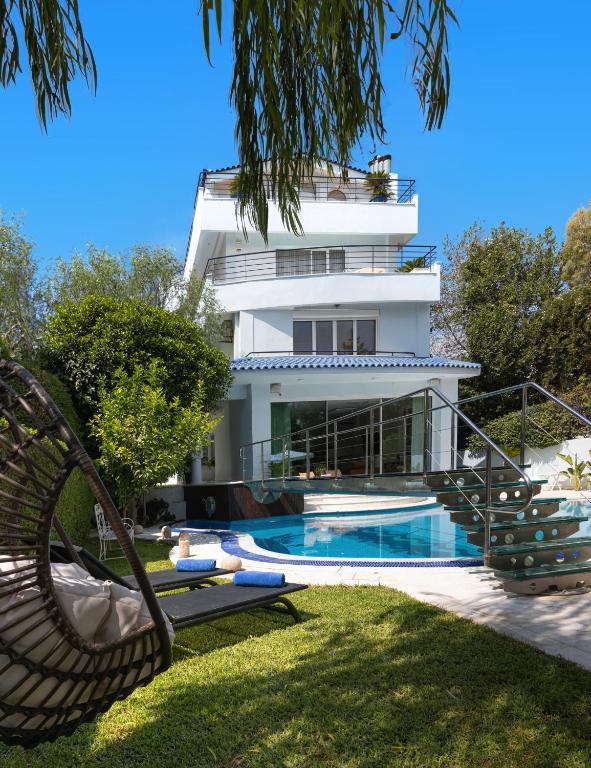 willa z basenem przed domem w obiekcie Villa Stefani with Private Pool w Atenach