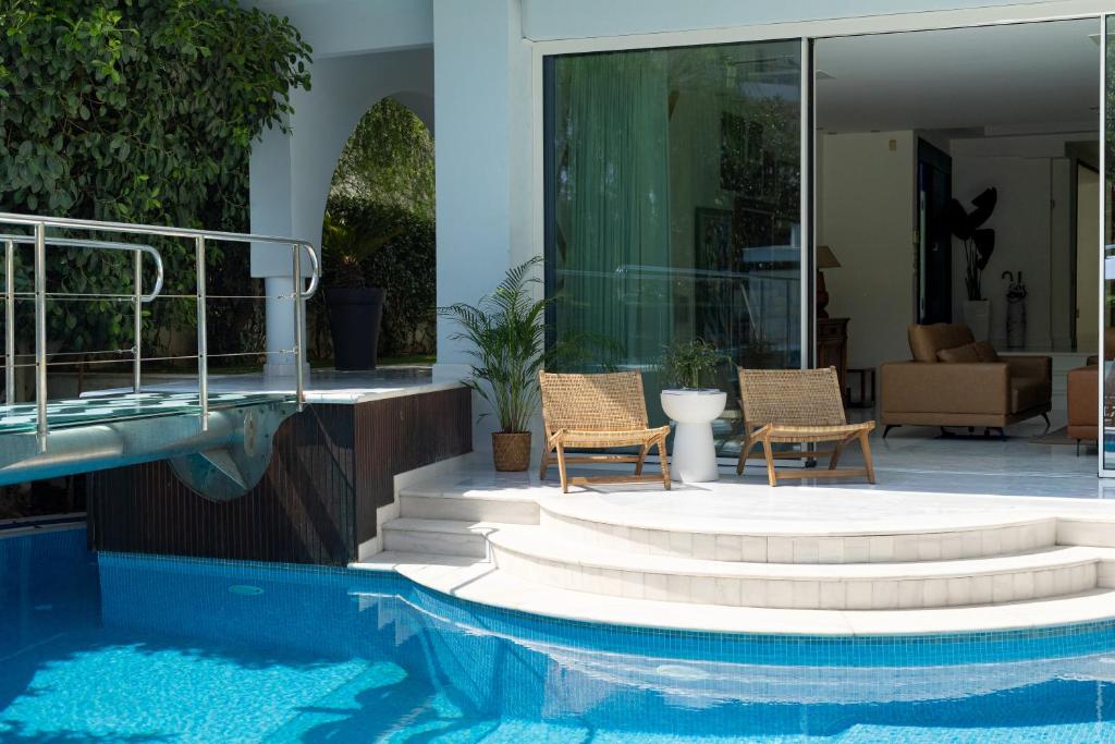 dom z 2 krzesłami i basenem w obiekcie Villa Stefani with Private Pool w Atenach
