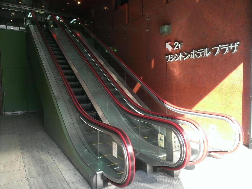 eine Rolltreppe in einer U-Bahn-Station mit einer Rolltreppen-Igunigunigun in der Unterkunft Takamatsu Washington Hotel Plaza in Takamatsu