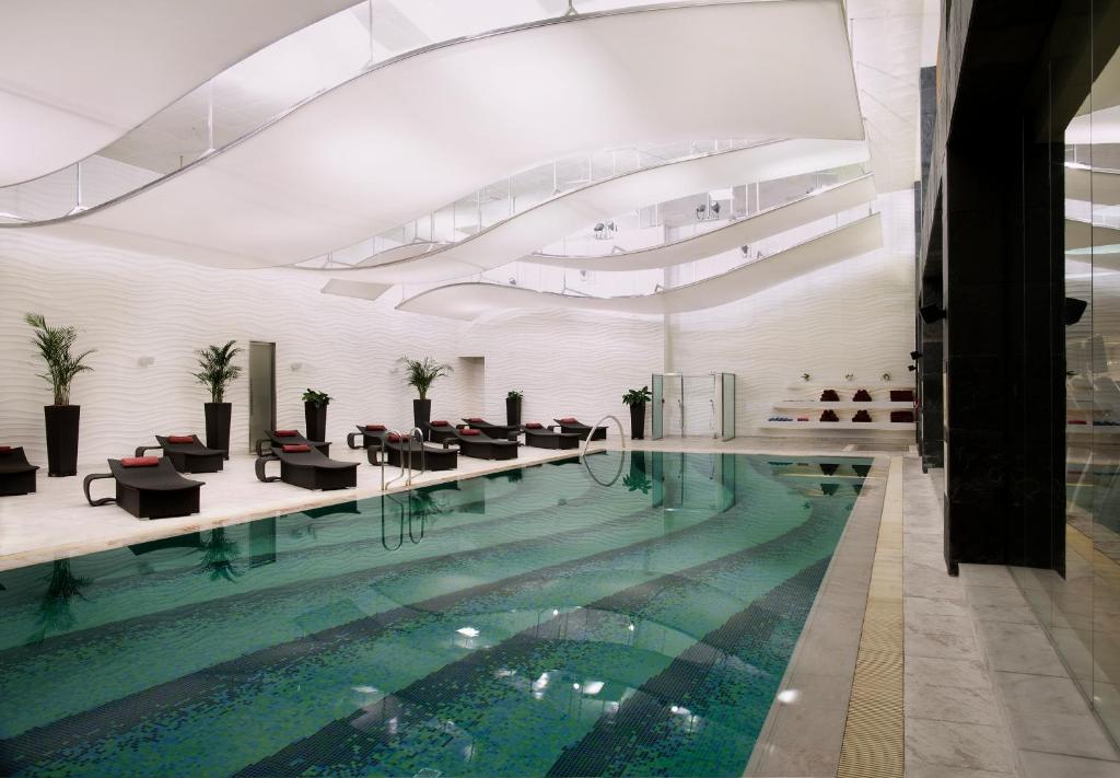 Bazén v ubytování Sheraton Grand Incheon Hotel nebo v jeho okolí