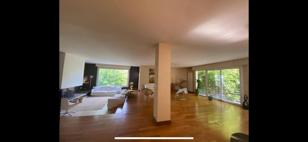 un salon avec un canapé et une table dans l'établissement Villa La Rochelle, à La Rochelle