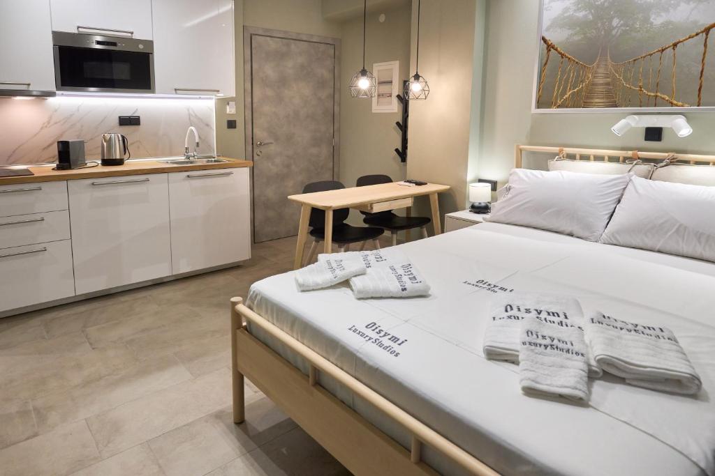 Łóżko lub łóżka w pokoju w obiekcie Oisymi Luxury Studios