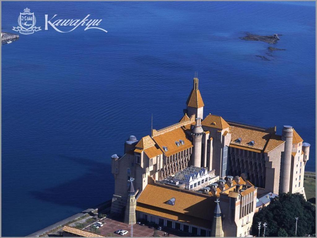 白滨Hotel Kawakyu的水面上一座大建筑的空中景观