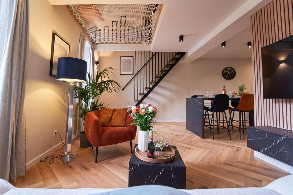 un salon avec un escalier et une salle à manger dans l'établissement Le Filet Suspendu-Expérience-WIFI-CLIM, à Toulon