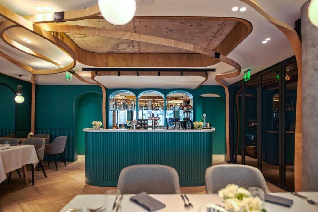 A restaurant or other place to eat at Palace of Culture 2-Bedroom Retreat on Skobelev blvd