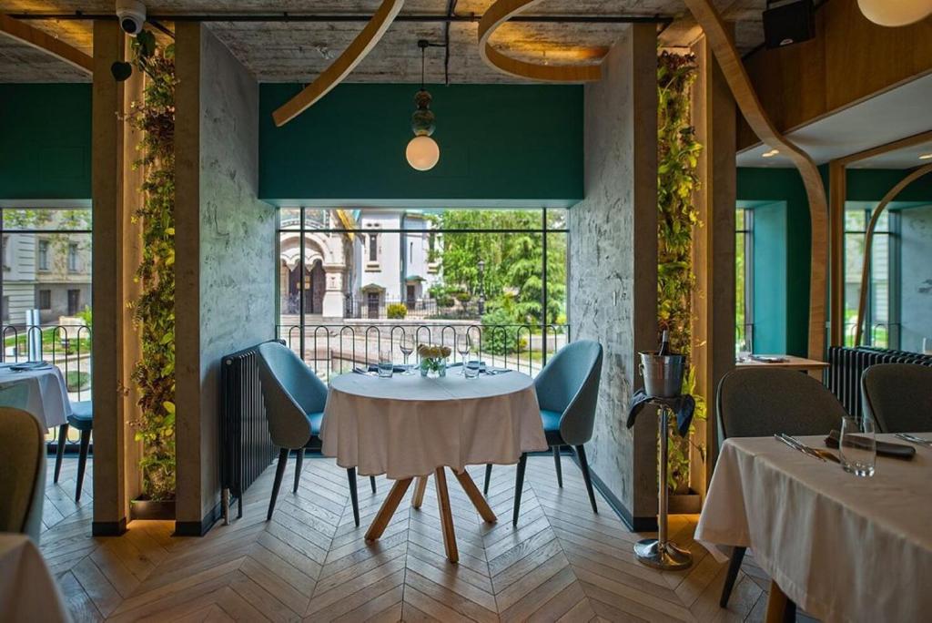 A seating area at Palace of Culture 2-Bedroom Retreat on Skobelev blvd