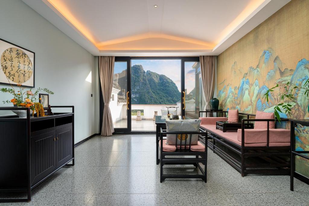Nespecifikovaný výhled na hory nebo výhled na hory při pohledu z hotelu
