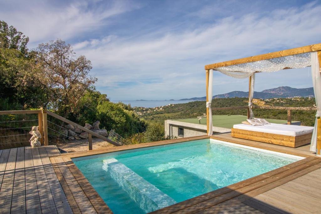 - une piscine extérieure avec un lit et un auvent dans l'établissement Liliekaena, à Albitreccia