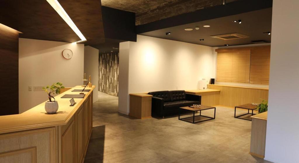 ein Wohnzimmer mit Sofa und Tisch in der Unterkunft MISAKI TERRACE in Ako