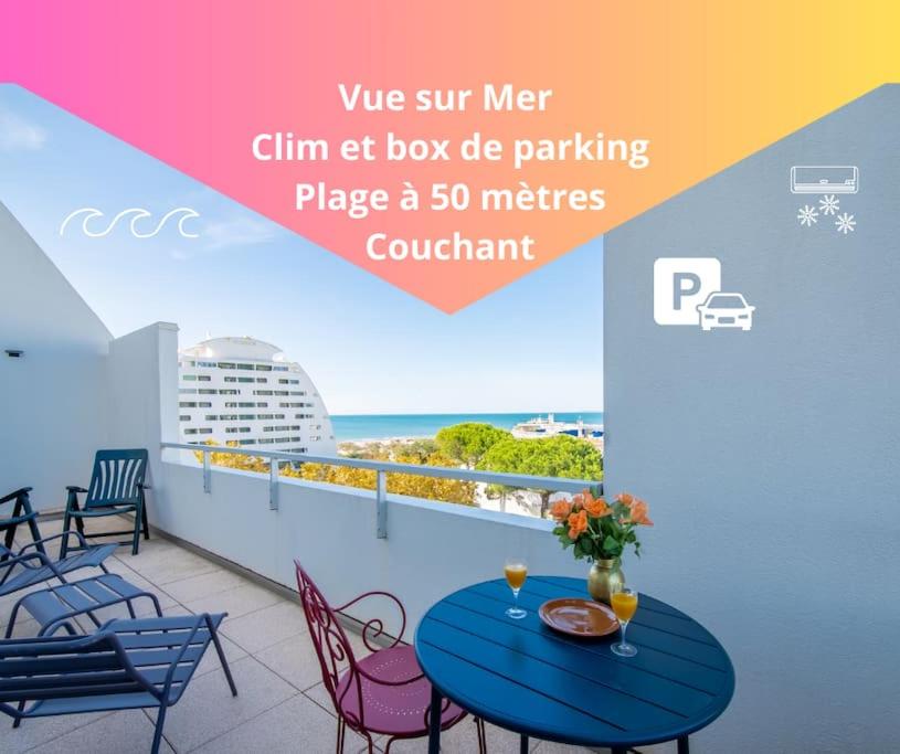un patio avec une table et des chaises et un balcon avec l'océan dans l'établissement Sérénité à la Mer Vue Mer d'exception Parking Privé Clim wifi fibre, à La Grande Motte