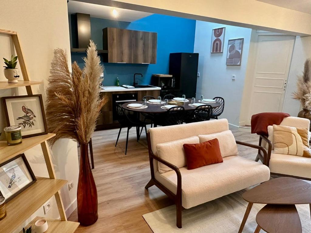 un salon avec une table et une salle à manger dans l'établissement Les Cyclades - Gare - 6 pers, au Mans