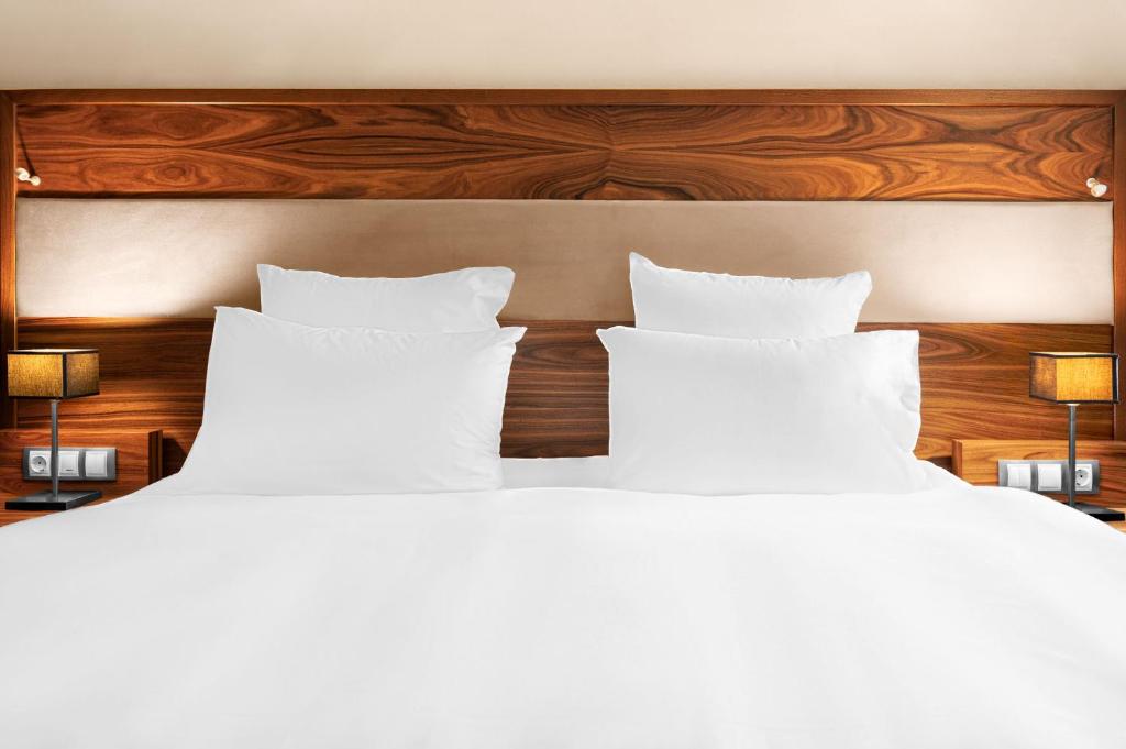 Rúm í herbergi á Movenpick hotel Sarajevo