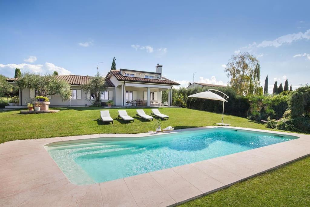 Πισίνα στο ή κοντά στο Villa Golden Suite - Bardolino Verona