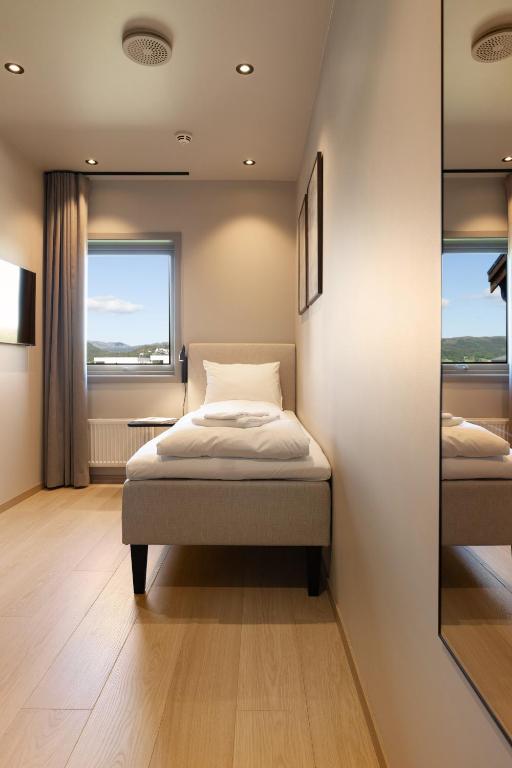 Postel nebo postele na pokoji v ubytování Bjugn Hotell