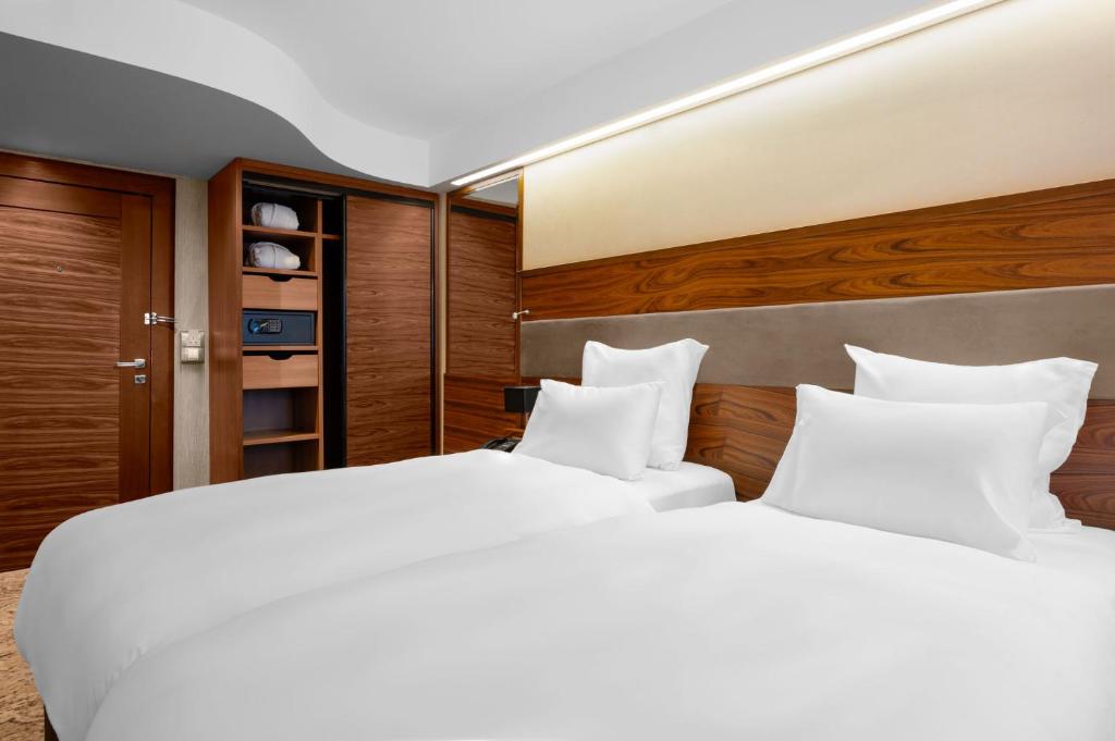 Rúm í herbergi á Movenpick hotel Sarajevo