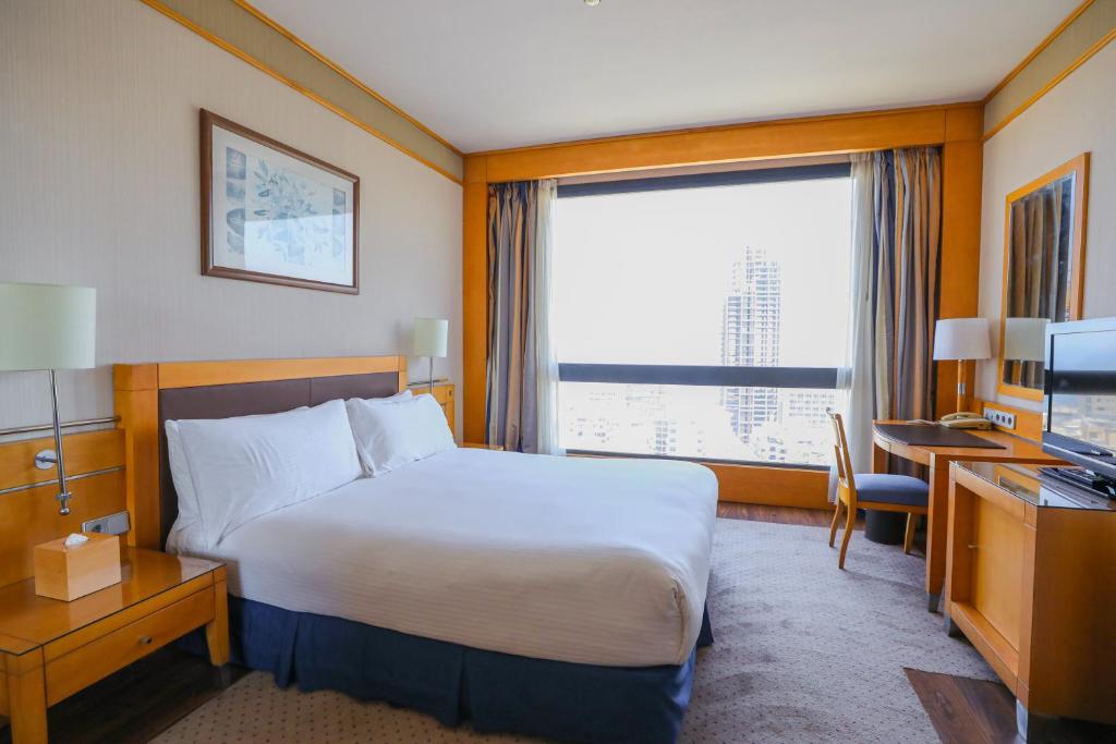 Postel nebo postele na pokoji v ubytování Crowne Plaza Hamra Beirut by IHG