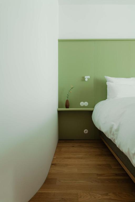 Postel nebo postele na pokoji v ubytování kleiner Löwe – Stadthotel Bregenz