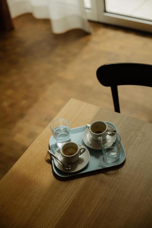 Příslušenství pro přípravu čaje a kávy v ubytování kleiner Löwe – Stadthotel Bregenz