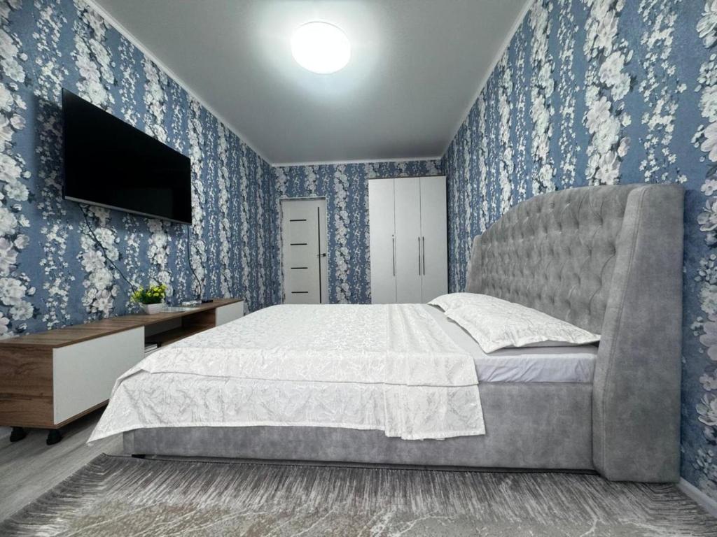 Ένα ή περισσότερα κρεβάτια σε δωμάτιο στο Апартаменты напротив Алматы Арены 69-32