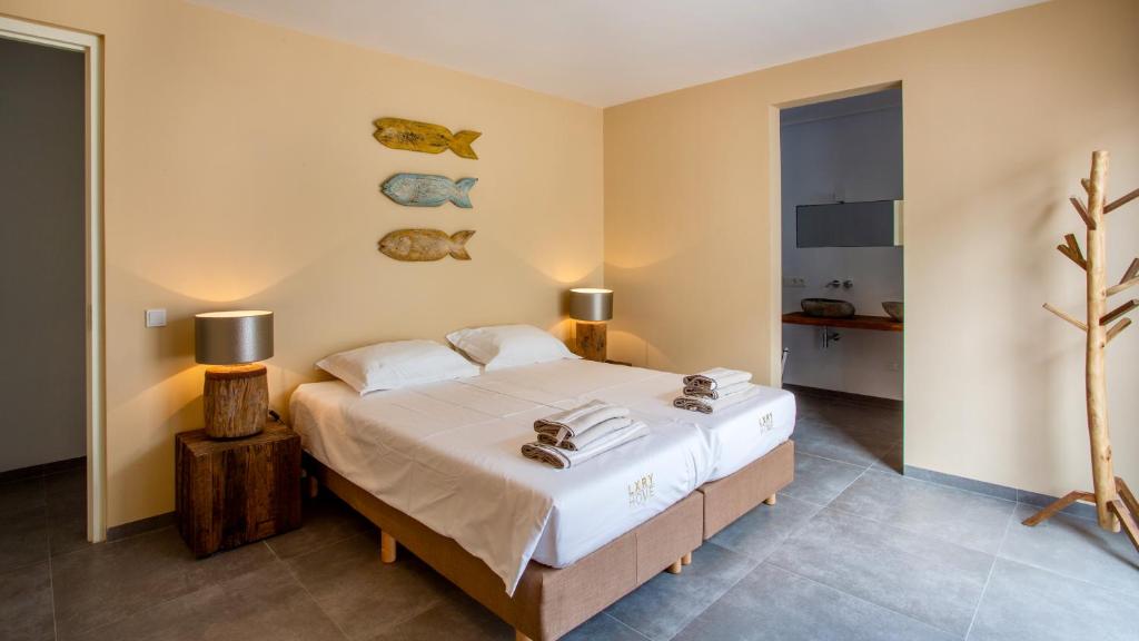 Postel nebo postele na pokoji v ubytování The Villas by LXRYHOME