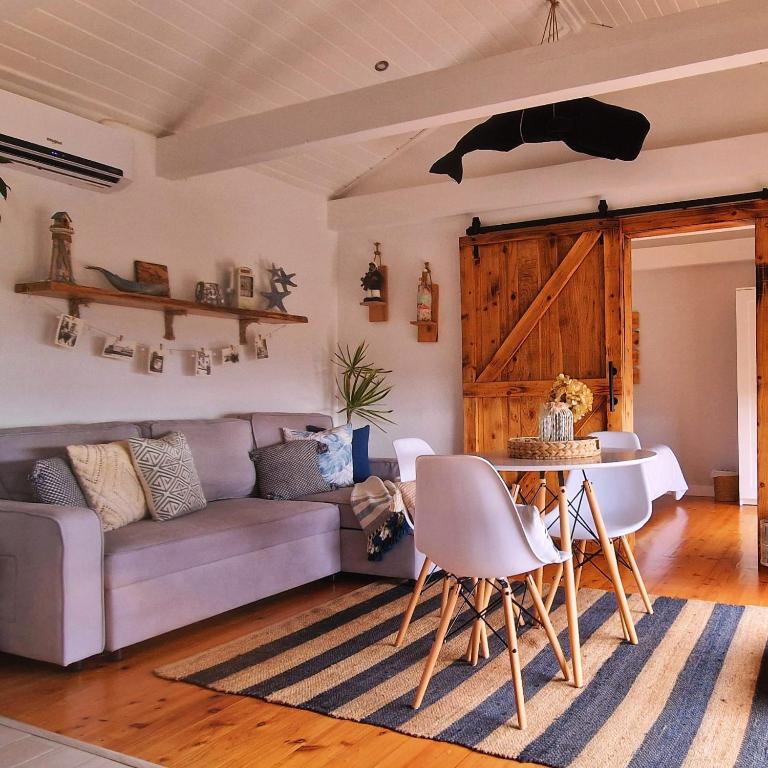 a living room with a couch and a table at Casa Mar do Triângulo in Horta