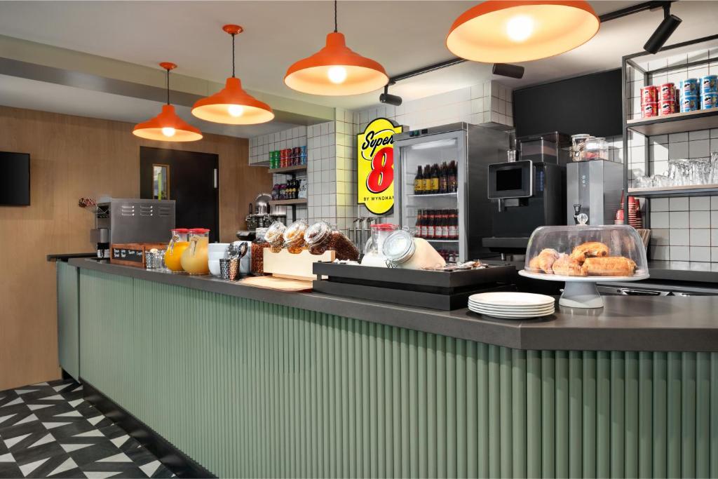 Super 8 by Wyndham Chester East - Resim 35