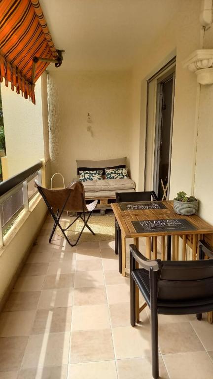 Cette chambre comprend un lit, une table et un canapé. dans l'établissement Les Lavandes, à Sanary-sur-Mer