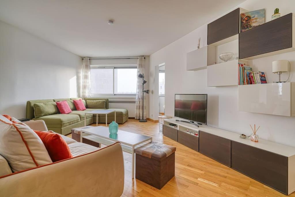 un salon avec un canapé et une télévision dans l'établissement Cozy apartment 5 people Tour Eiffel - Champ de Mars, à Paris